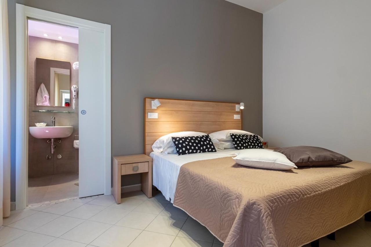 Hotel Mocambo Riccione Bagian luar foto