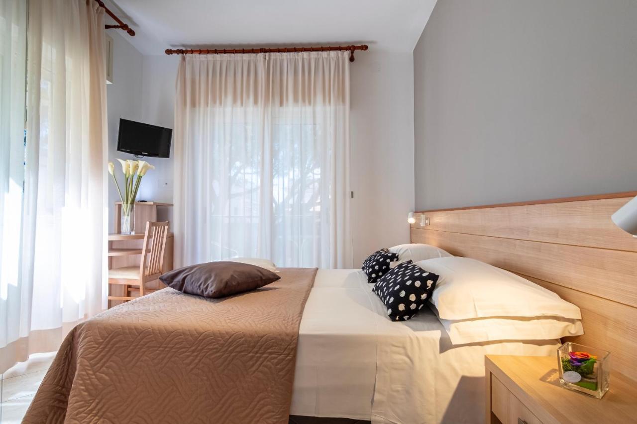 Hotel Mocambo Riccione Bagian luar foto