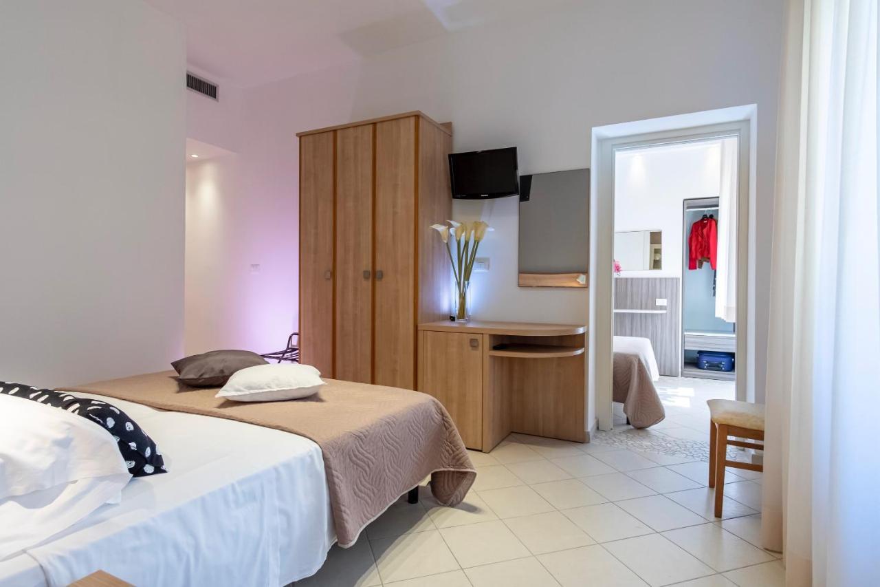 Hotel Mocambo Riccione Bagian luar foto