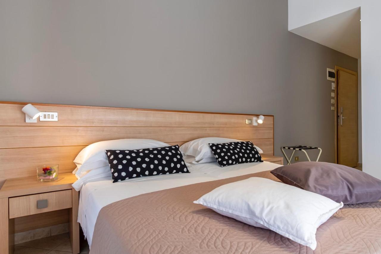 Hotel Mocambo Riccione Bagian luar foto