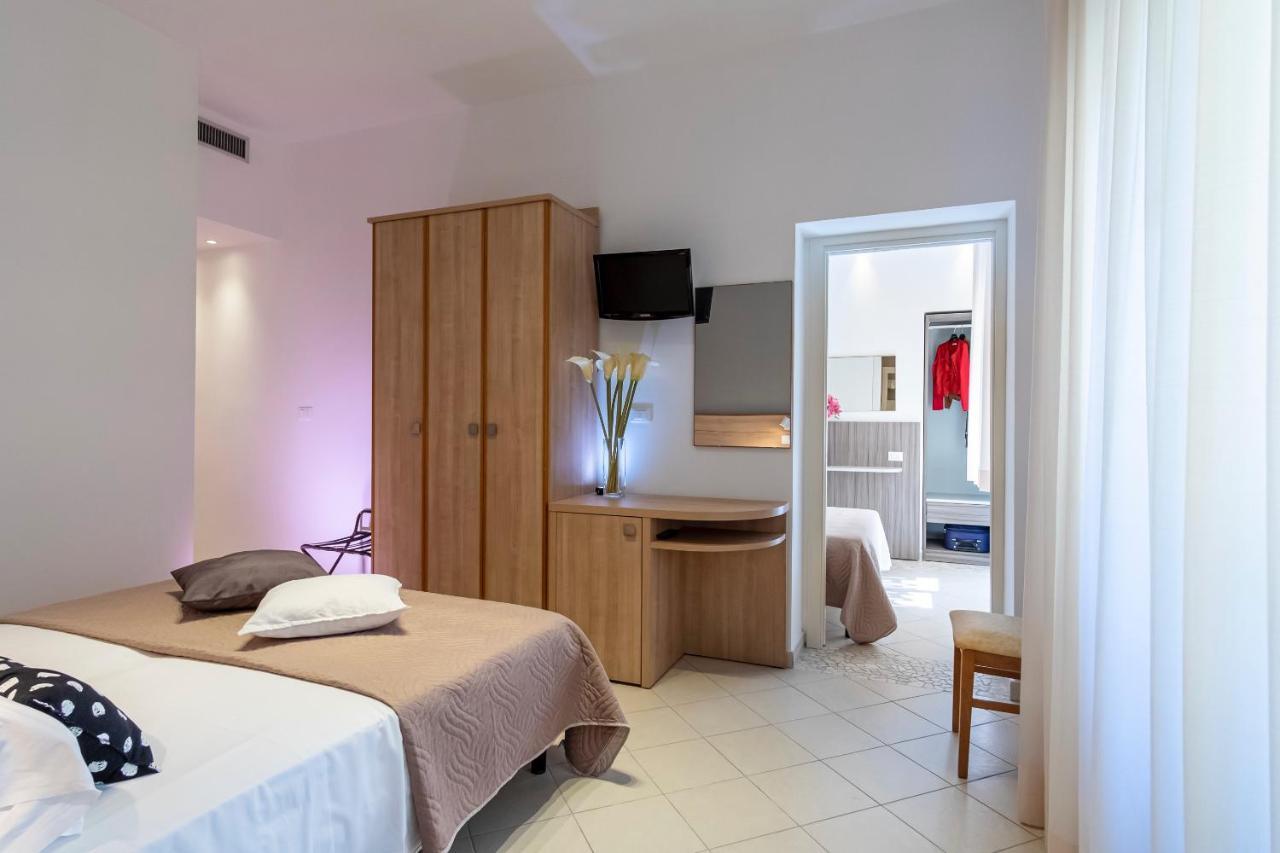 Hotel Mocambo Riccione Bagian luar foto