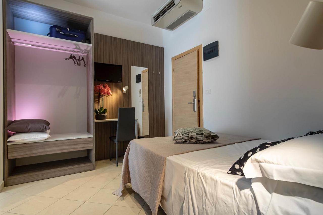 Hotel Mocambo Riccione Bagian luar foto
