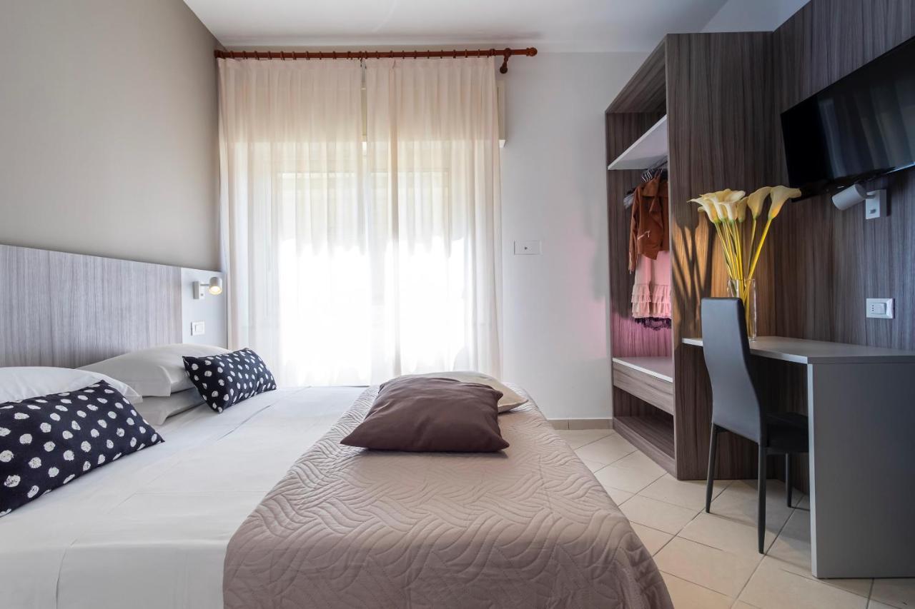 Hotel Mocambo Riccione Bagian luar foto