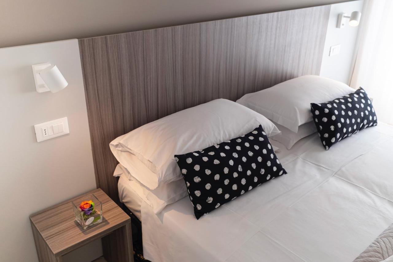 Hotel Mocambo Riccione Bagian luar foto
