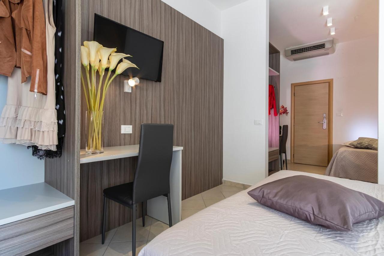 Hotel Mocambo Riccione Bagian luar foto