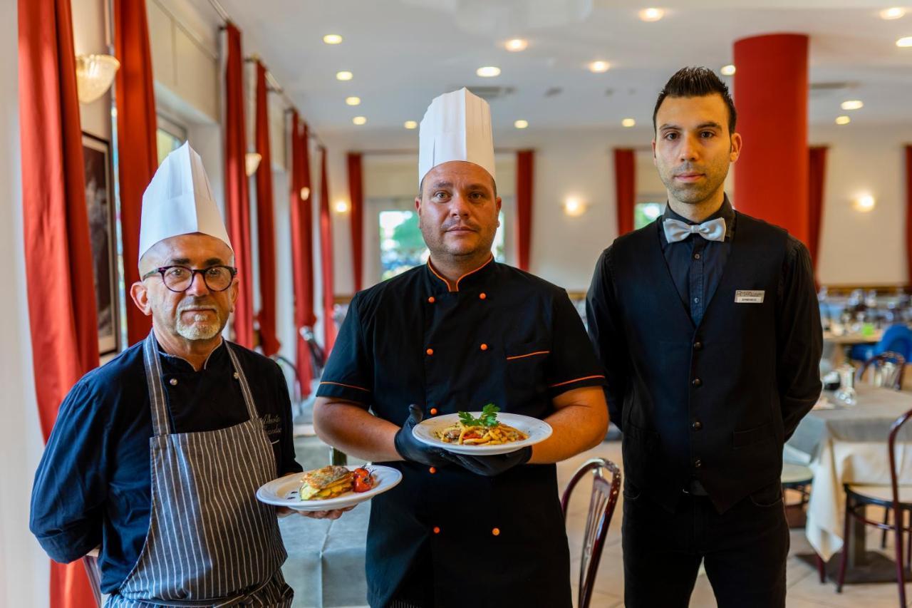 Hotel Mocambo Riccione Bagian luar foto