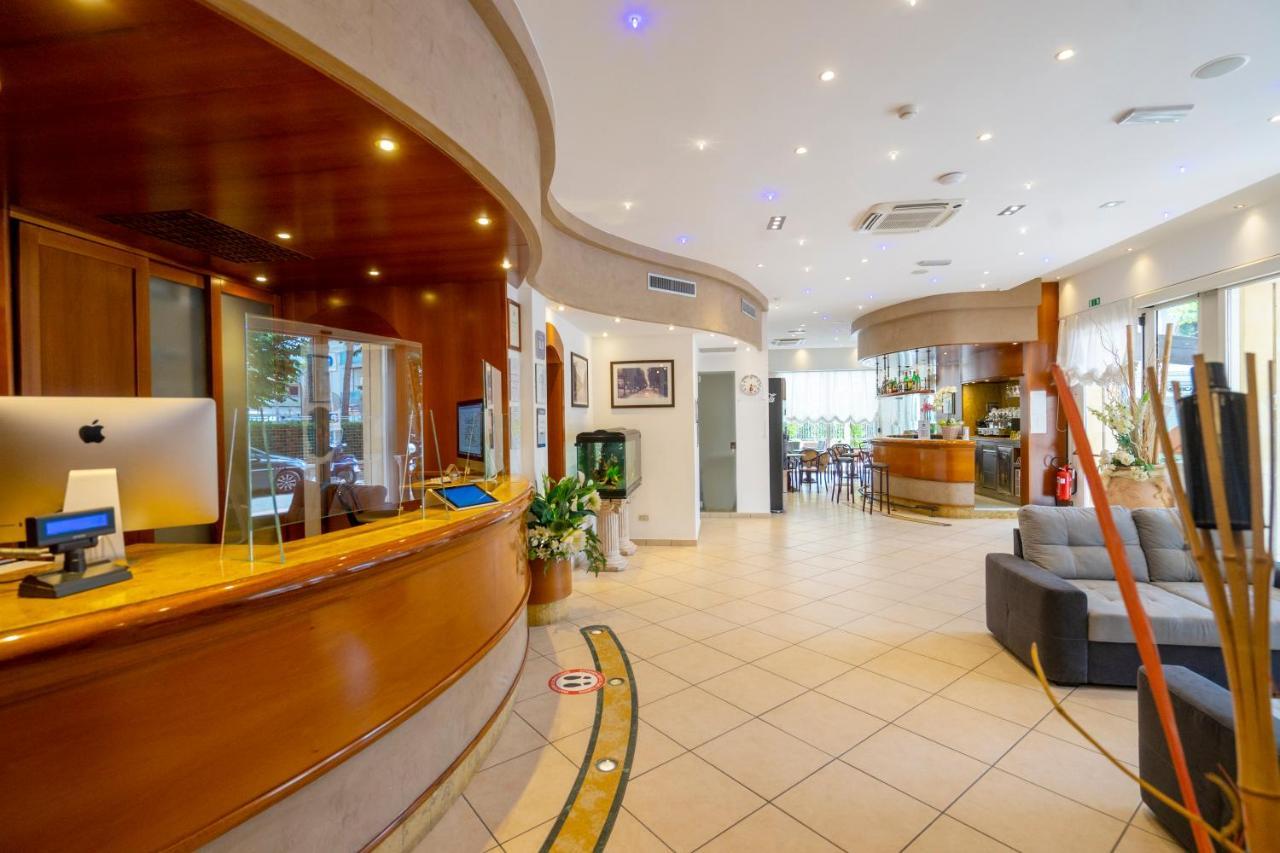 Hotel Mocambo Riccione Bagian luar foto