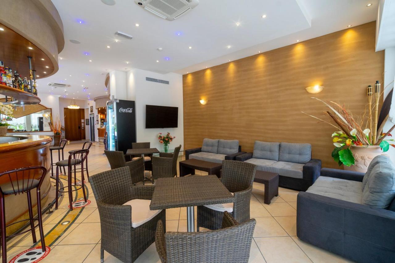 Hotel Mocambo Riccione Bagian luar foto
