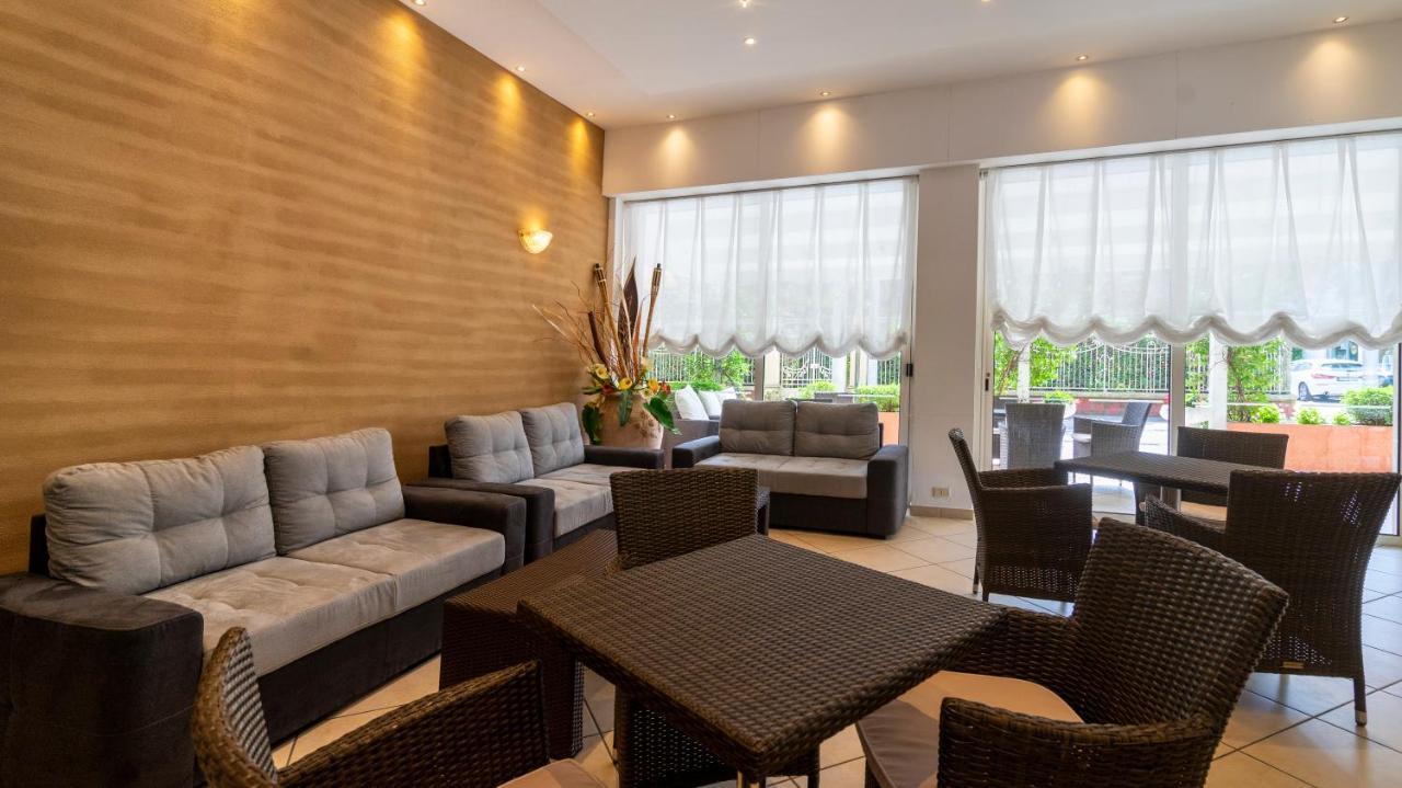 Hotel Mocambo Riccione Bagian luar foto