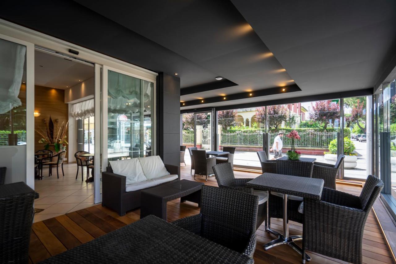 Hotel Mocambo Riccione Bagian luar foto