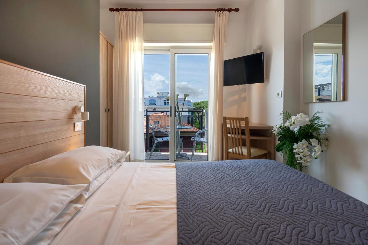 Hotel Mocambo Riccione Bagian luar foto