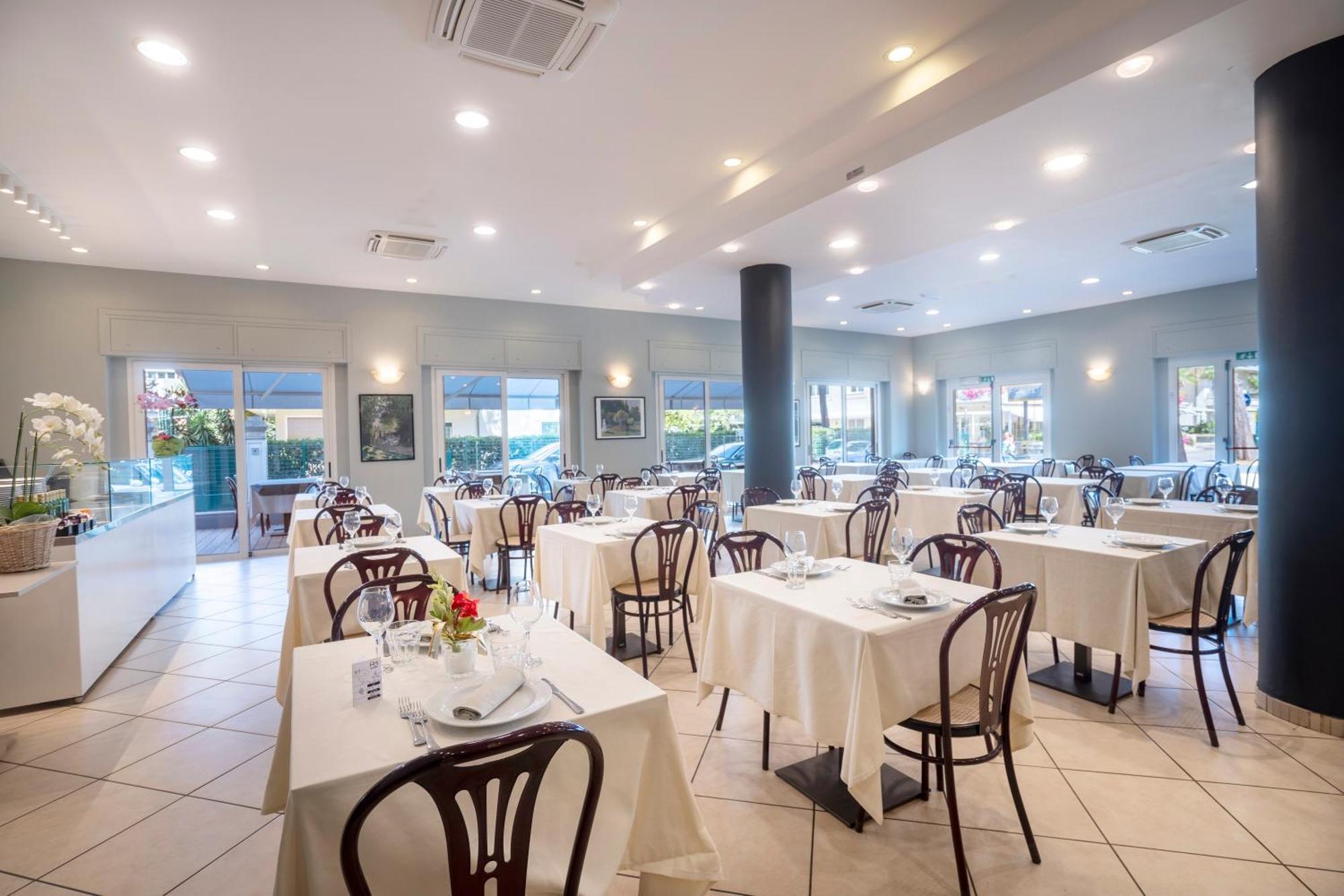 Hotel Mocambo Riccione Bagian luar foto
