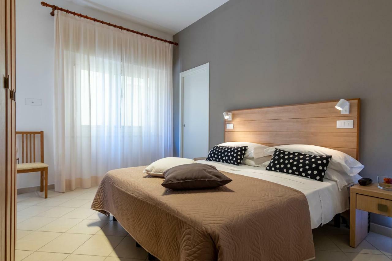 Hotel Mocambo Riccione Bagian luar foto